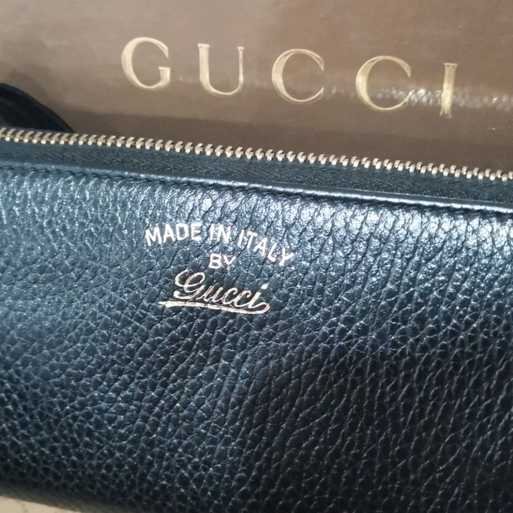 GUCCI  zipped wallet